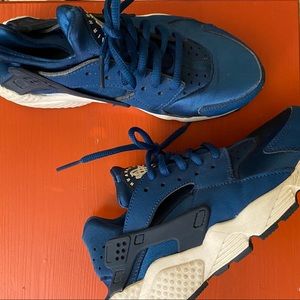 Nike Air Huarache shoes. Teal